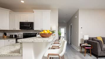 Geladeira, micro-ondas, fogão, cooktop