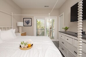 4 chambres, bureau, fer et planche à repasser, lit parapluie