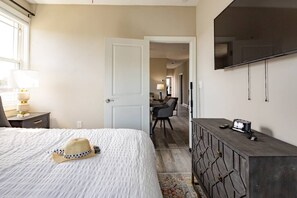 4 Schlafzimmer, Schreibtisch, Bügeleisen/Bügelbrett, Reisekinderbett