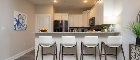 Réfrigérateur, four à micro-ondes, un four, surface de cuisson