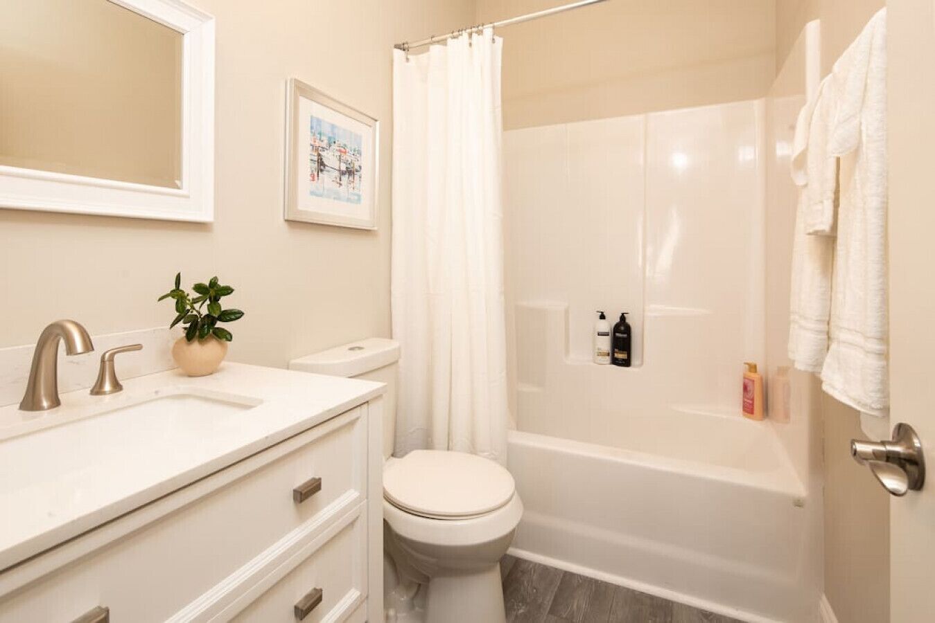 Un baño con inodoro, lavamanos, ducha y bañera.