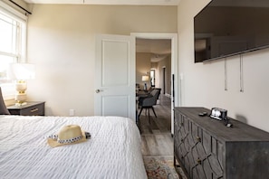 4 habitaciones, escritorio y tabla de planchar con plancha