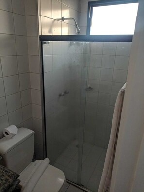 Ducha, secador de pelo, toallas y jabón