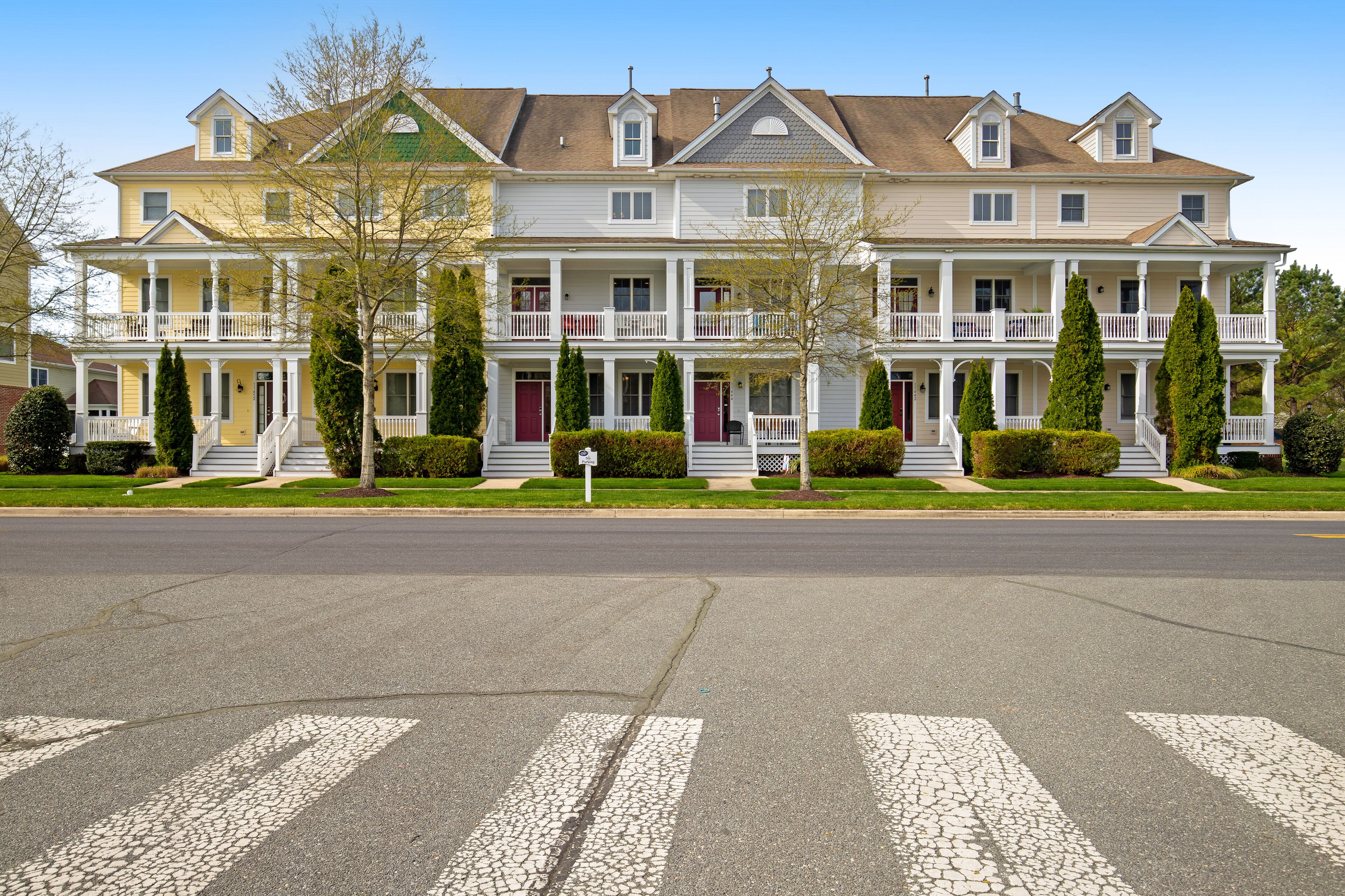 Bayside Resort townhome with WiFi, balconies, fireplace, onsite pools, & hot tub