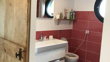 Een douche, een haardroger, handdoeken