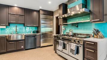 Refrigerador, microondas, horno y parrilla de estufa