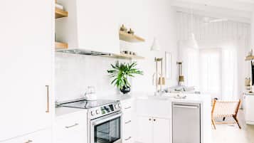 Tủ lạnh, lò nướng, bếp nấu, dụng cụ nấu nướng/bát dĩa/dao nĩa