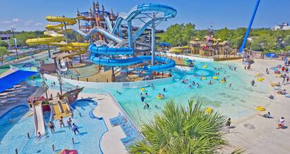 New! 3300sqft SINGLE STORY! LAKEFRONT Home!! Dock/kayaks/ping-pong/foosball!