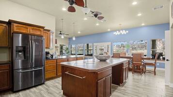 Jääkaappi, mikroaaltouuni, uuni, liesi