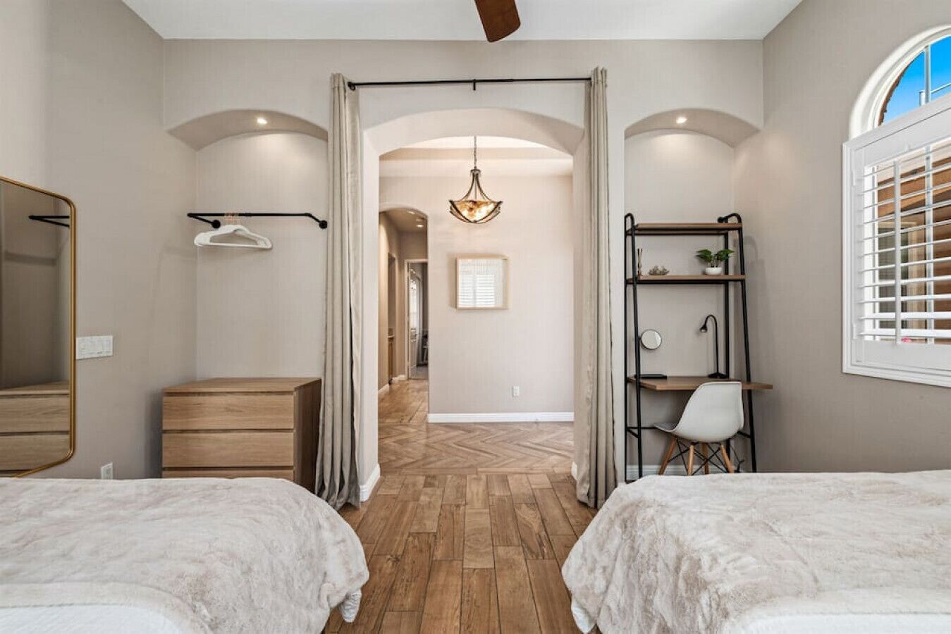 4 bedrooms, iron/ironing board, WiFi, bed sheets