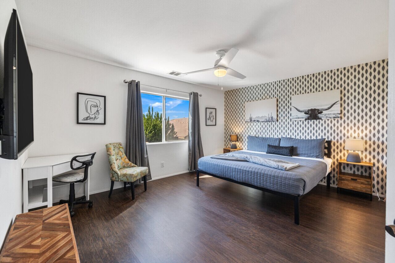 5 dormitorios, escritorio, tabla de planchar con plancha y cuna de viaje