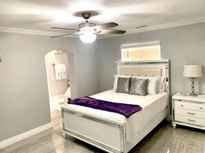 4 habitaciones, tabla de planchar con plancha, wifi y ropa de cama