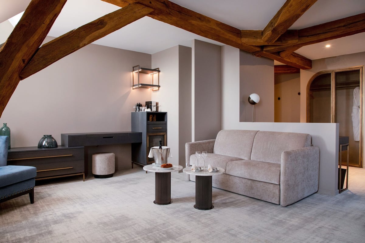 Suite junior | 1 habitación, minibar y caja de seguridad en la habitación