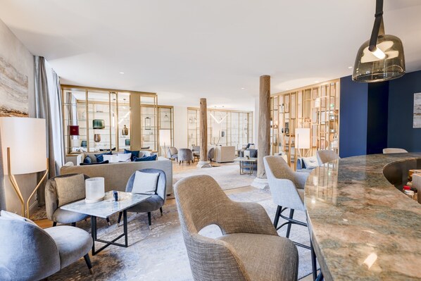 Lobby lounge