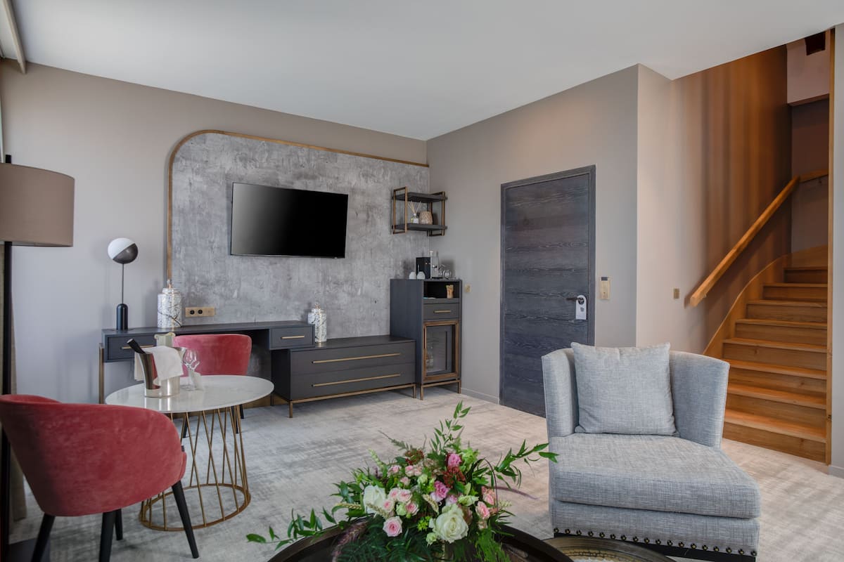 Suite familiar, vista al río | 1 habitación, minibar y caja de seguridad en la habitación