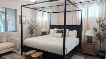 3 habitaciones, escritorio y tabla de planchar con plancha