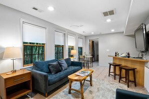 Televisión y chimenea 