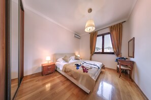 2 bedrooms, in-room safe, desk, iron/ironing board