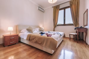 2 habitaciones, caja de seguridad en la habitación y escritorio