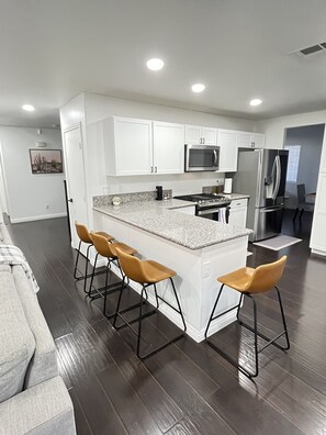 Frigorifero, microonde, piano cottura, lavastoviglie