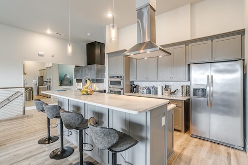 LUXURY DOWNTOWN FORT WORTH VILLA, WALK TO EVERYTHING