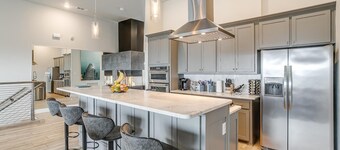 LUXURY DOWNTOWN FORT WORTH VILLA, WALK TO EVERYTHING