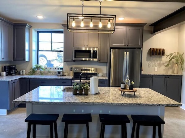 Réfrigérateur, micro-ondes, four, plaque de cuisson