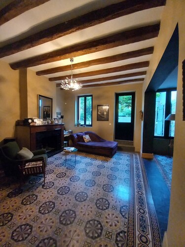 A COUNTRY HOUSE IN THE CENTER OF TOWN