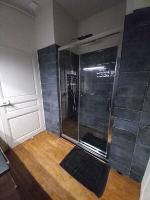 Badewanne, Handtücher, Toilettenpapier