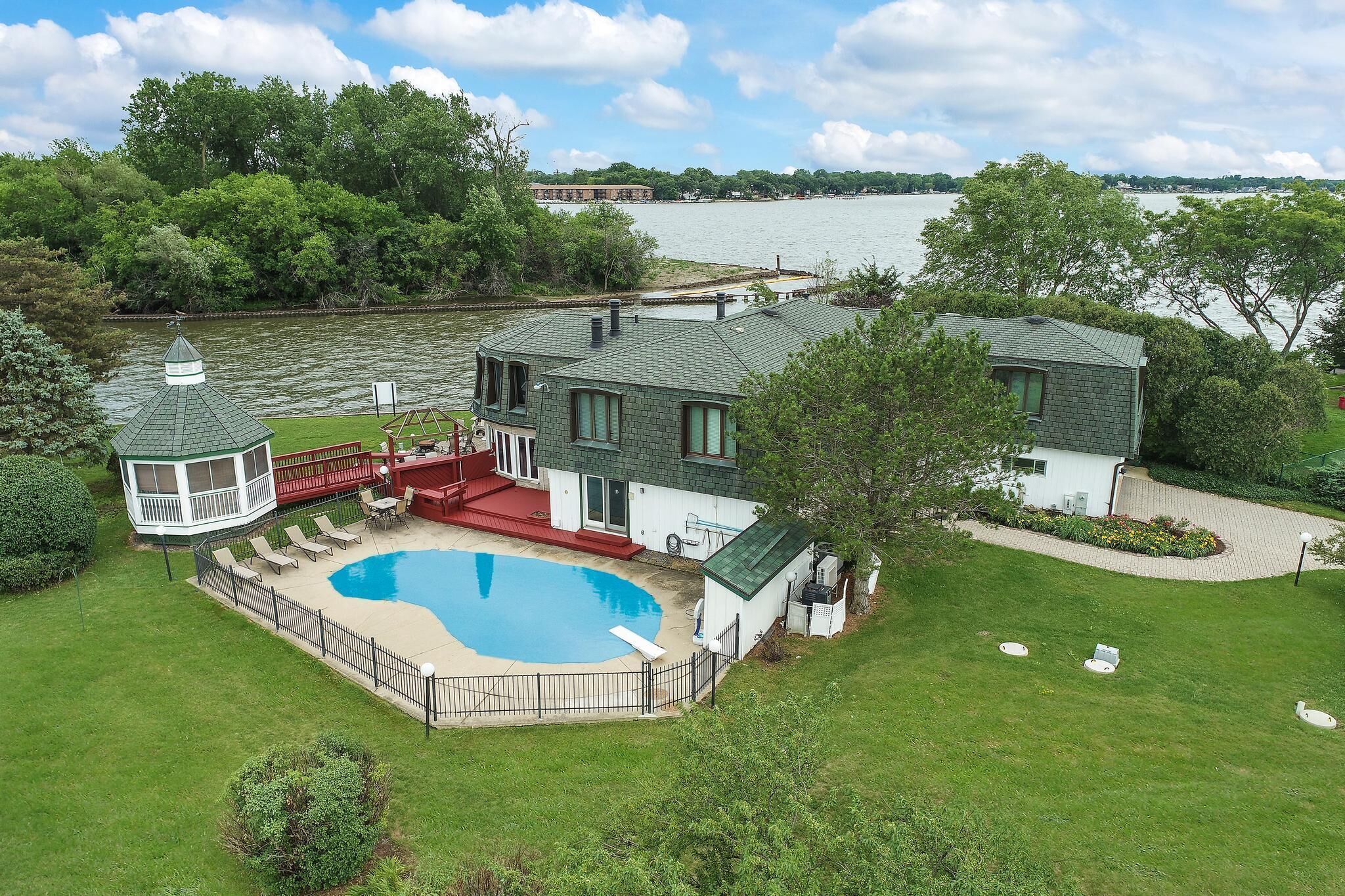 Gorgeous Lakefront Estate, Chain O'Lakes Gem~POOL