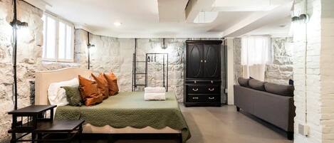 6 bedrooms, desk, iron/ironing board, free WiFi