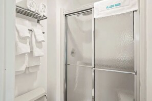 Een douche, een haardroger, handdoeken