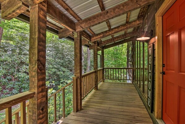 Property grounds - Creekside cabin w/ hot tub, fireplace & trail (Newland)