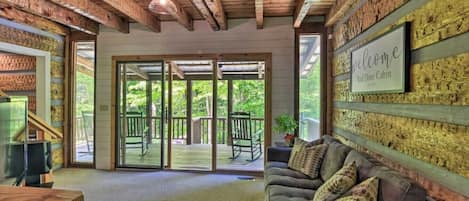 Smart TV, chimenea y tenis de mesa