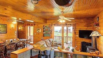 TV connectée, cheminée, baby-foot, livres