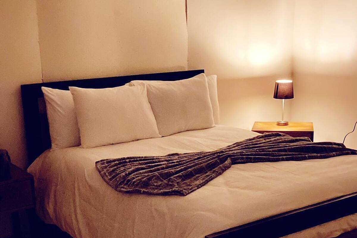 واي فاي مجانًا وملاءات أسرّة