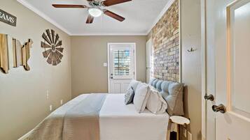 4 bedrooms, iron/ironing board, free WiFi, bed sheets