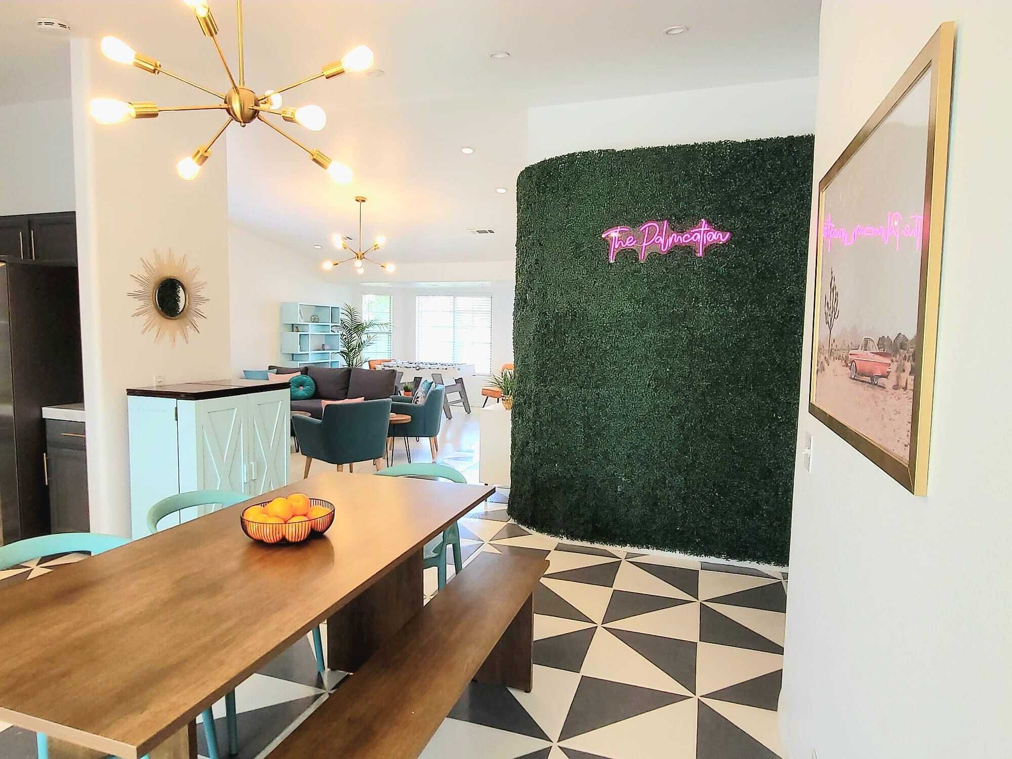 THE PALMCATION - salt water pool, hot tub, game room, close to festivals