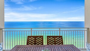 Un balcone con vista sull'oceano.