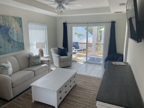 Beach Paradise. Heated Private Pool and Spa. Close to the Beach!