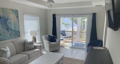 Beach Paradise. Heated Private Pool and Spa. Close to the Beach!