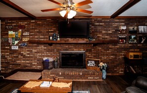 تلفزيون ذكي، مدفأة، تنس طاولة، كُتُب