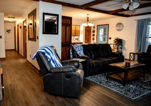 Smart-TV, peis, bordtennis og bøker