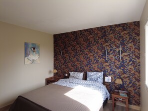 4 slaapkamers, een strijkplank/strijkijzer, reisbedje, gratis wifi