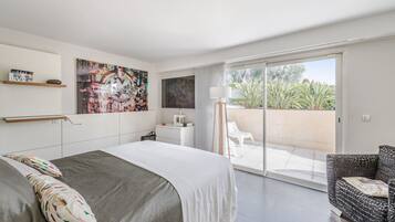 4 slaapkamers, een kluis op de kamer, een bureau