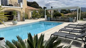 Piscina all'aperto, una piscina riscaldata