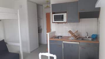 Fridge, oven, stovetop, coffee/tea maker