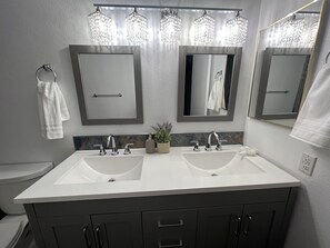 Combined shower/bathtub, hair dryer, towels, soap - Resort style Living in Scottsdale (Scottsdale)