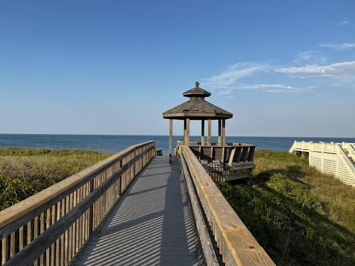 Kill Devil Hills Oceanside Townhouse - 4 min. walk to beach access - Sleeps 4-5