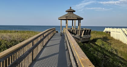Kill Devil Hills Oceanside Townhouse - 4 min. walk to beach access - Sleeps 4-5